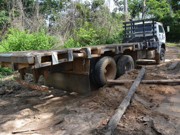 Caminhão estava em área de desmatamento ilegal (Foto: Polícia Militar/ Divulgação)