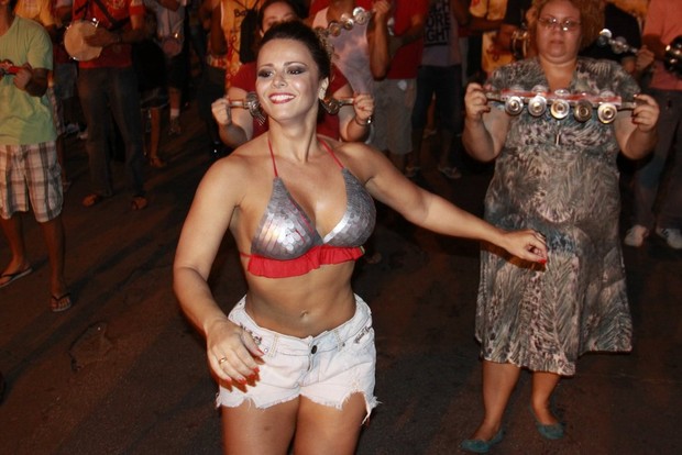 Viviane Araújo em ensaio de rua do Salgueiro na Zona Norte do Rio (Foto: Philippe Lima/ Ag. News)