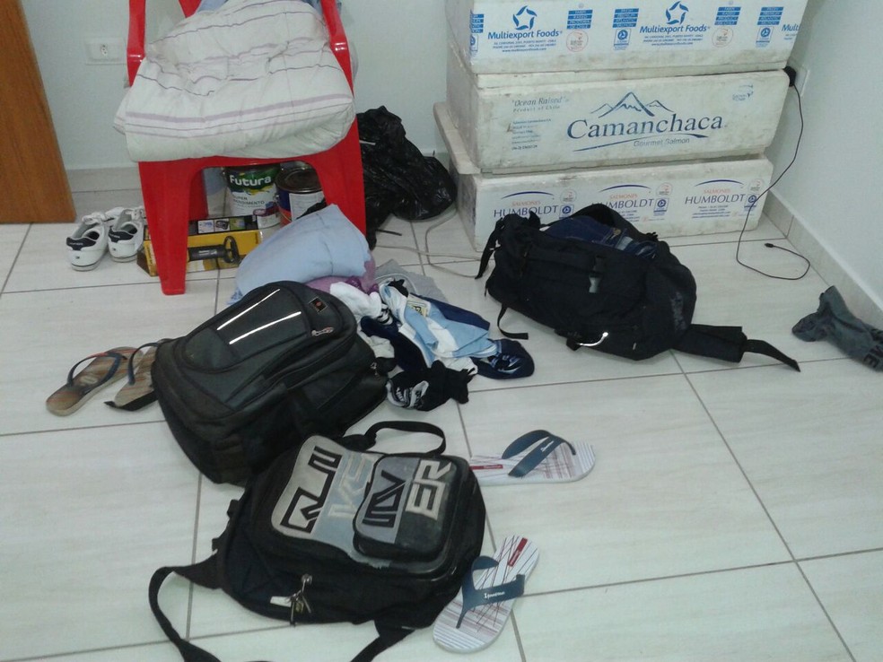 Produtos utilizados em golpes estavam em uma casa no Residencial Maré Mansa (Foto: Polícia Militar/Cedida)