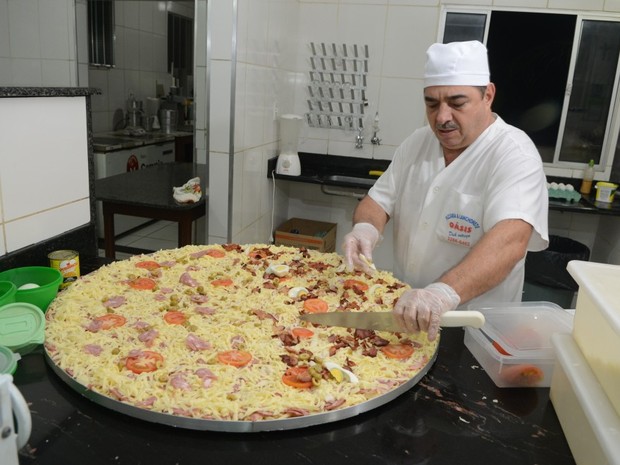Maior pizza comercial do Espírito Santo é feita em Cariacica, espírito santo (Foto: Ricardo Medeiros/ A Gazeta)