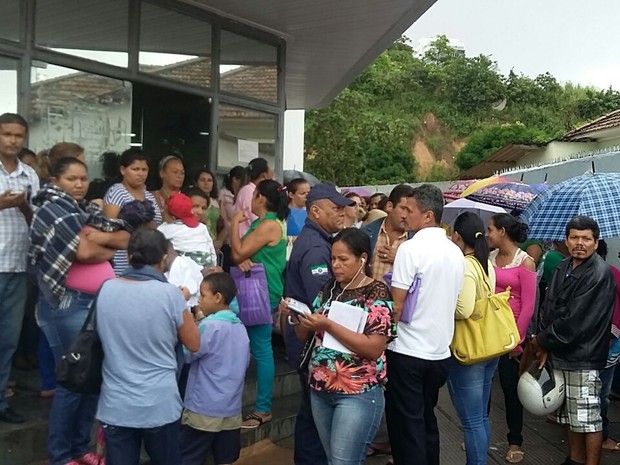 Dezenas de pessoas esperam por atendimento no CadÚnico (Foto: André Feijó/TV Gazeta)