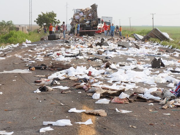Material que estava em um dos veÃ­culos ficou espalhado pela rodovia (Foto: Parecis.Net)