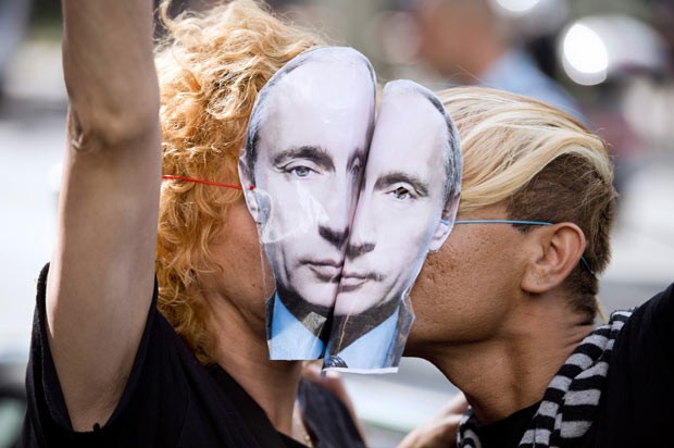 Com máscaras de Putin, manifestantes protestam contra legislação russa 'anti-gay' neste domingo (8) em Bruxelas, Bélgica (Foto: Belga/AFP)