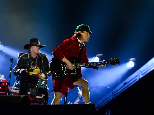 Axl Rose (esquerda) e Angus Young (Ã  direita) do AC/DC se apresentam em Lisboa neste sÃ¡bado (7) (Foto: PATRICIA DE MELO MOREIRA / AFP)