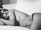 Cleo Pires posa sexy e de topless para projeto