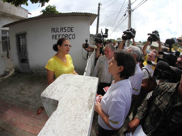 Ministra do Desenvolimento Social, Tereza Campello visita residências no Recife (Foto: Aldo Carneiro/Pernambuco Press)