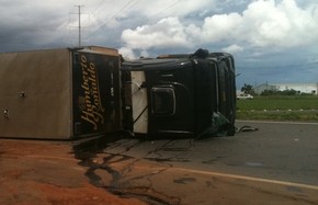 Carreta De Dupla Sertaneja Humberto E Ronaldo Tomba Em Go Veja Video Vc No G1 Go G1