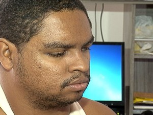 Carlos Alexandre Nunes dos Santos, de 26 anos, que é cego, caiu de - cego_620