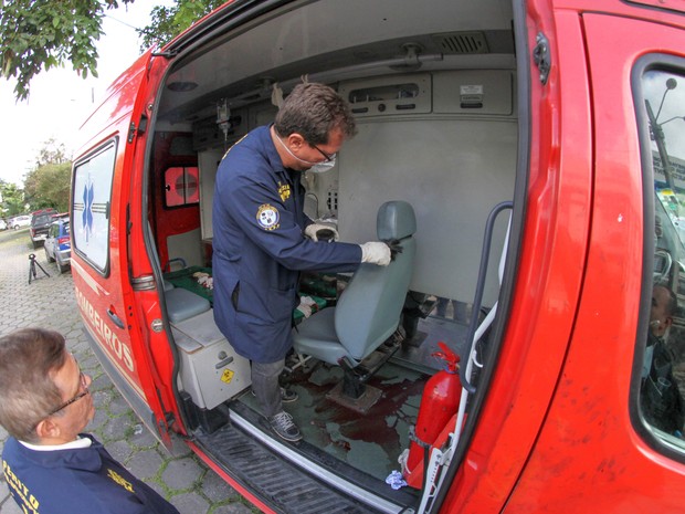 Perícia na ambulância onde suspeito de balear PM foi executado (Foto: Aldo Carneiro/ Pernambuco Press)
