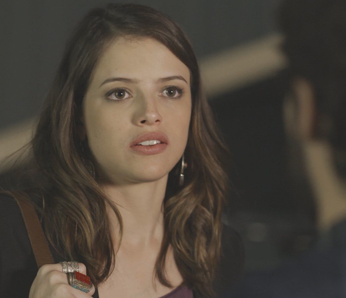 Camila fica surpresa ao ver o ex-namorado no cinema (Foto: TV Globo) Camila fica surpresa ao ver o ex-namorado no cinema (Foto: TV Globo)