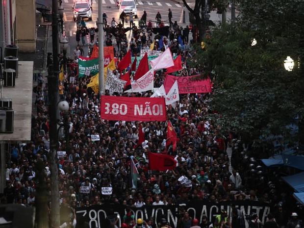 Manifestantes seguem caminhada contra aumento da tarifa do transporte público (Foto: Marcelo Brandt/G1)