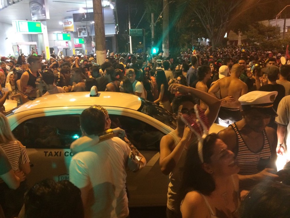 Carros também ficaram presos no meio do boco Agrada Gregos (Foto: Bruno Araújo/G1)