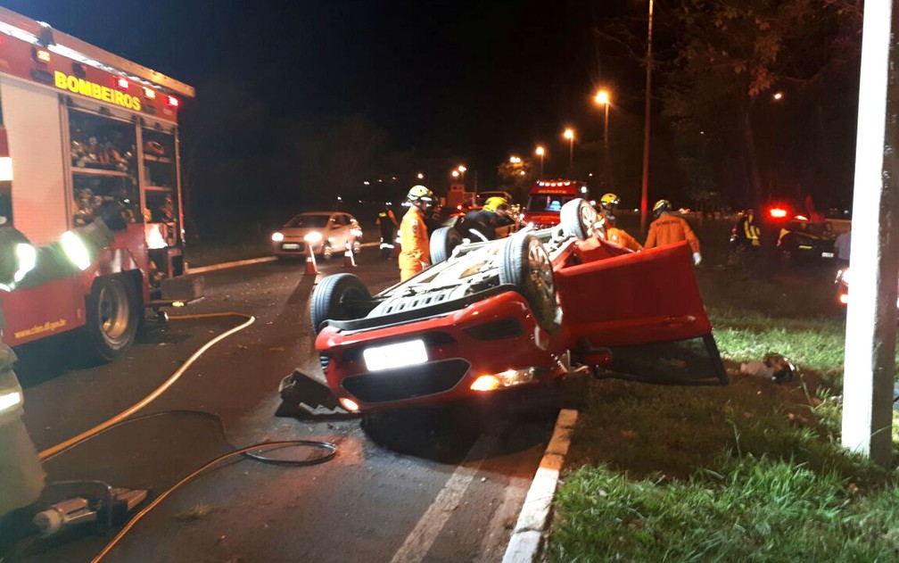 Mãe e filho morreram em acidente de trânsito provocado por dois carros que faziam
