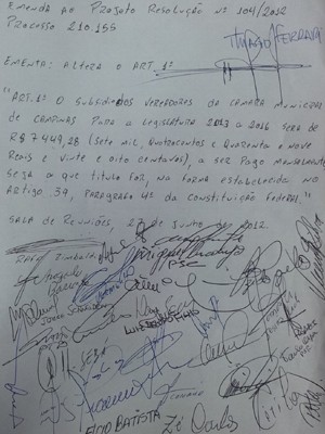 Emenda feita à mão pelos vereadores de Campinas (Foto: Leandro Filippi / G1)