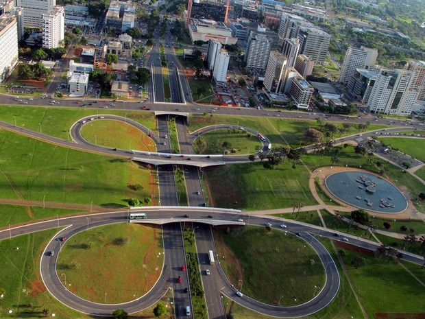 Vista aérea de cruzamento conhecido como 'tesourinha' no Eixo Monumental, em Brasília (Foto: Jamila Tavares / G1)