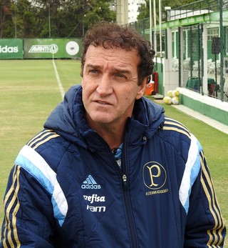 Focado em remontar elenco, Cuca passa a noite em sofá do Palmeiras