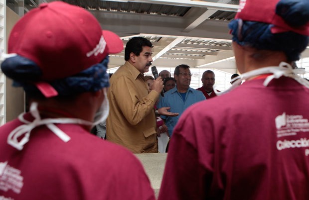 O vice-presidente da Venezuela, Nicolás Maduro, inaugura escola nesta sexta-feira (18) em Barinas (Foto: AP)
