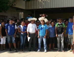 Índios se reúnem para manifestação em Ji-Paraná. (Foto: Valéria Reis/Divulgação)