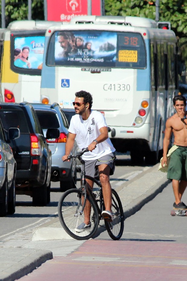 Marcos Palmeira pedala na orla (Foto: Fabio Moreno / Foto Rio News)