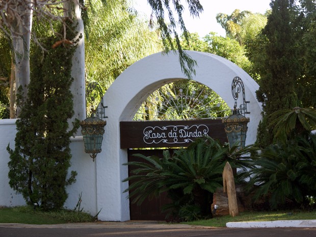 Vista geral da entrada principal da Casa da Dinda, no Setor de Mansões do Lago Norte (Foto: Vianey Bentes / TV Globo)