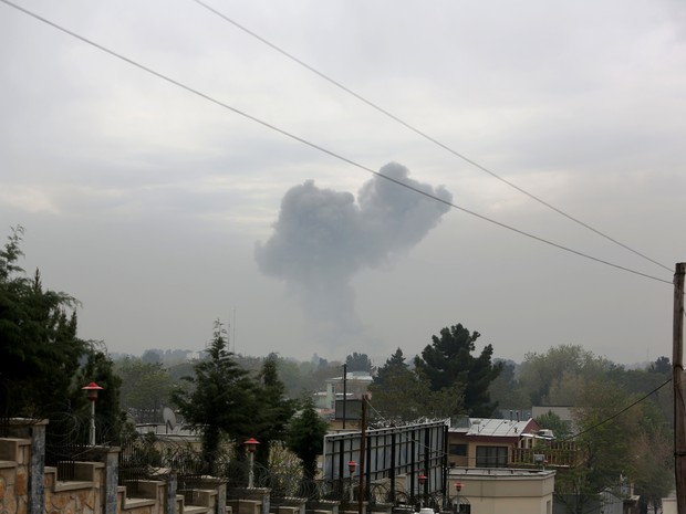 Smoke rises after a suicide attack in Kabul, Afghanistan, Tuesday, April 19, 2016. Sediq Sediqqi, spokesman for the Afghan Interior Ministry, says the suicide attack was followed by gunfire, and the area has been surrounded by security forces (Foto: Rahmat Gul/AP)