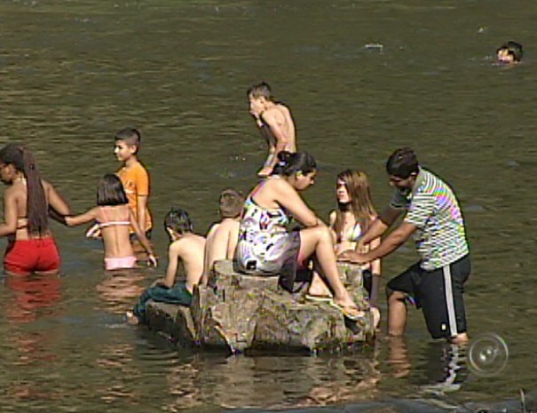 Banhistas se arriscam em lagos e rios na região de Sorocaba, SP (Foto: Reprodução TV Tem)
