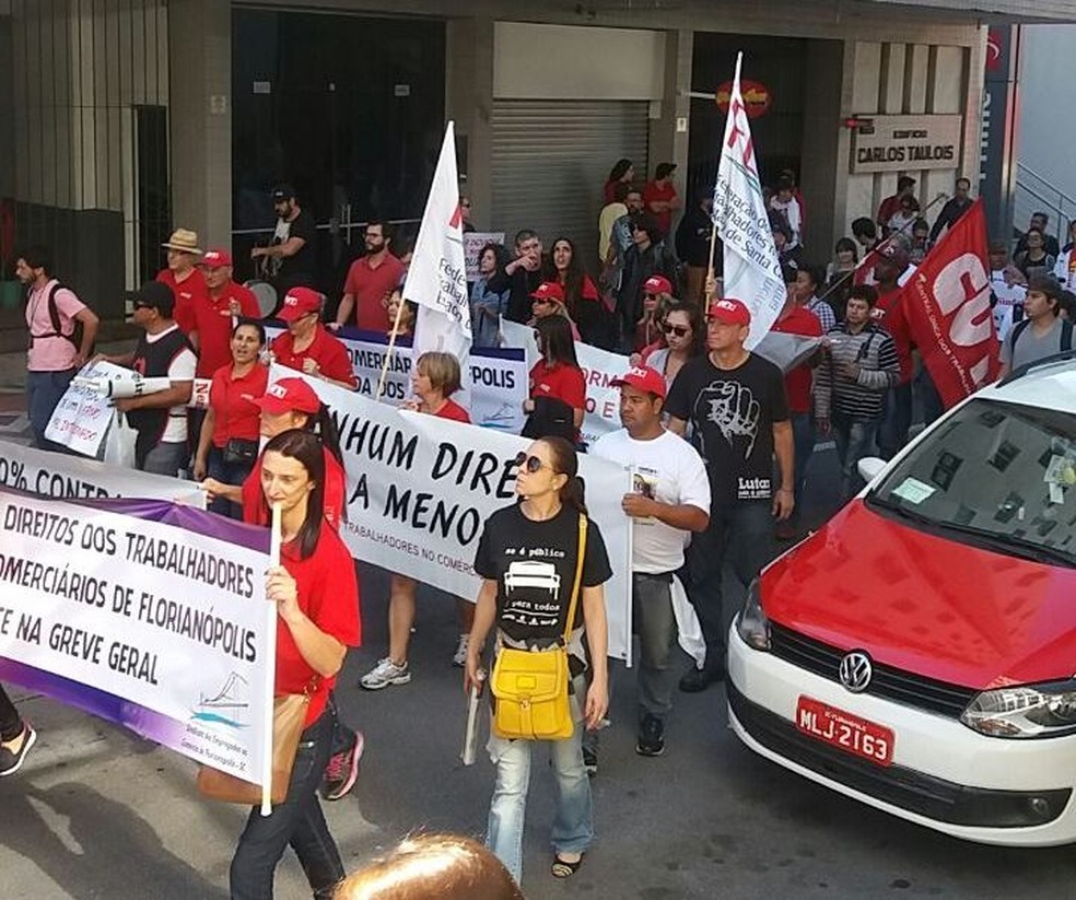 Trabalhadores fazem passeata no Centro de Florianópolis (Foto: Mário Gomes/RBS TV)