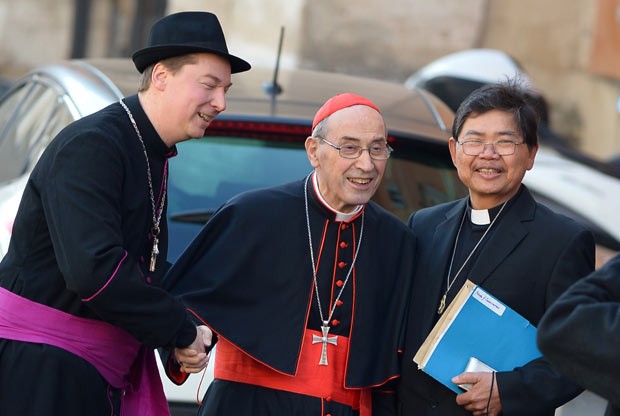 O falso bispo Ralph Napierski (à esquerda) posa com o cardeal Sergio Sebastiana na chegada da congregação geral desta segunda-feira (4) (Foto: AFP)