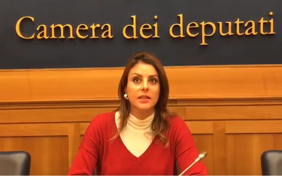 Renata Bueno, deputada ítalo-brasileira, comunica em vídeo divulgado nas redes sociais que a emenda caiu (Foto: Reprodução) Renata Bueno, deputada ítalo-brasileira, comunica em vídeo divulgado nas redes sociais que a emenda caiu (Foto: Reprodução)
