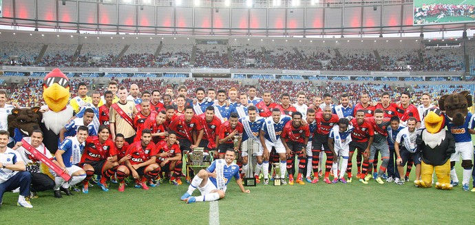 jogo Flamengo e Cruzeiro times faixas (Foto: Márcio Alves / Agência O Globo)