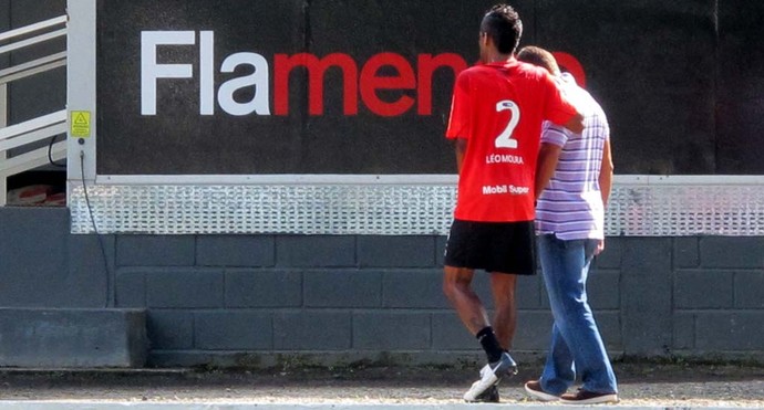 Lo Moura flamengo saindo do treino amparado pelo mdico Mrcio Tannure (Foto: Richard Souza / Globoesporte.com)