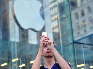 Fã da Apple em frente à principal loja da empresa, na Quinta Avenida, em Nova York, no dia do lançamento dos iPhones 5C e 5S. (Foto: Stan Honda/France Presse)