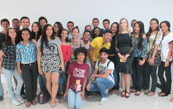 Estudantes da UFPI durante visita acompanhados pela apresentadora Denise Freitas  (Foto: Laurivânia Fernandes)