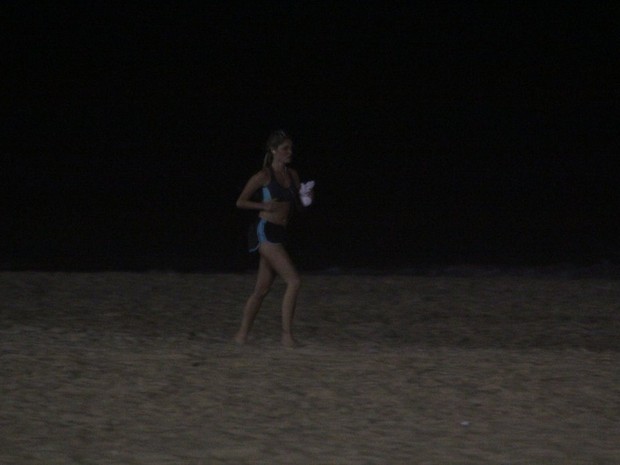 Bárbara Evans corre na praia de Ipanema, Zona Sul do Rio (Foto: Ag. News)