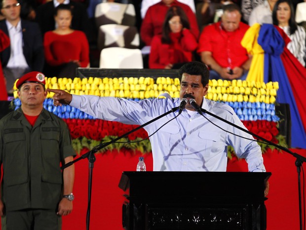 Maduro fala em celebração em memória à data de nascimento de Hugo Chávez, que completaria 59 anos neste domingo (28). Maduro prometeu recuperar a economia e combater a corrupção. (Foto: Carlos Garcia Rawlins/Reuters)