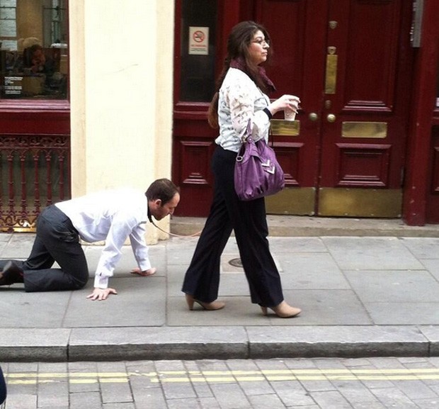 Homem foi flagrado andando de quatro e sendo levado em coleira por mulher pelas ruas de Londres, na Inglaterra (Foto: Reprodução/Twitter/‏Ian_Jeffery )