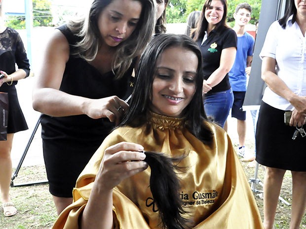 Estudantes cortam cabelo para doar a pacientes com cncer em Cuiab (Foto: Jssica Moreira/G1)