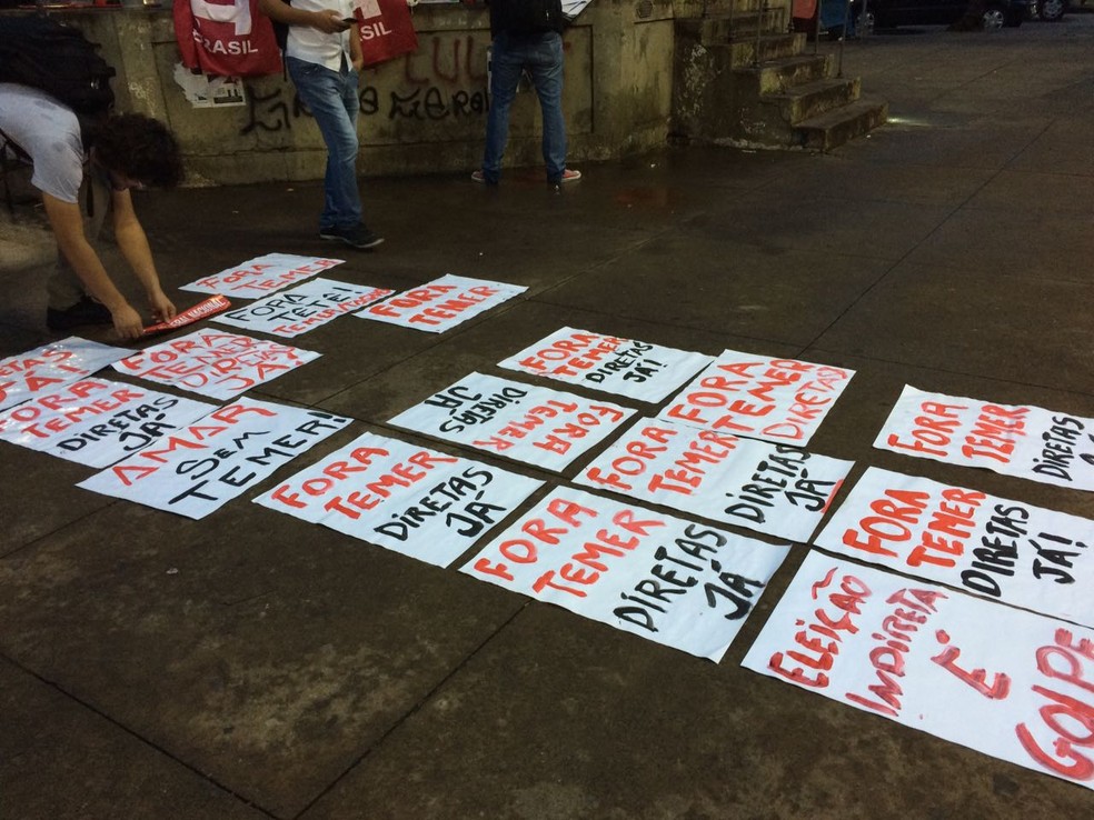 Cartazes pedem eleiÃ§Ãµes diretas para presidente (Foto: AndrÃ© Souza/G1)