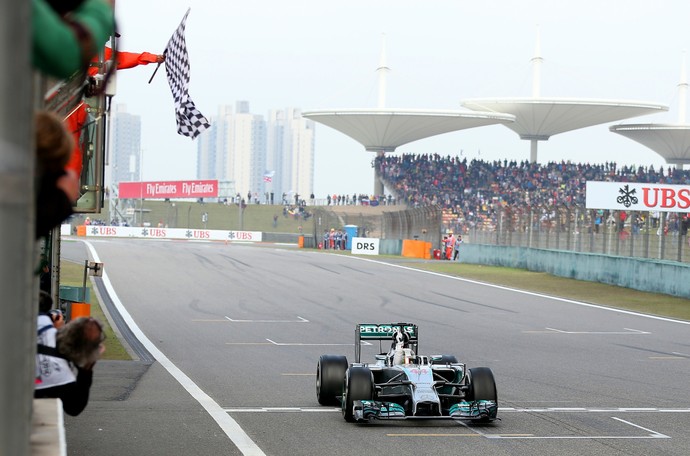 Lewis Hamilton recebe a bandeira quadriculada para vencer o GP da China de Fórmula 1 (Foto: Getty Images)