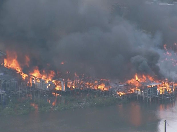 Incêndio no bairro dos Coelhos, Recife (Foto: Reprodução / TV Globo)