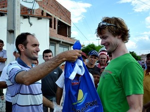 Turista recebeu uma camisa da cidade de presente (Foto: Danilo Bezerra) Turista recebeu uma camisa da cidade de presente (Foto: Danilo Bezerra)