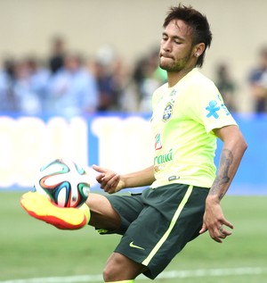 COPA 2014]Letra, calcanhar, acenos e, enfim, gols: Neymar agrada o torcedor  em Goiânia