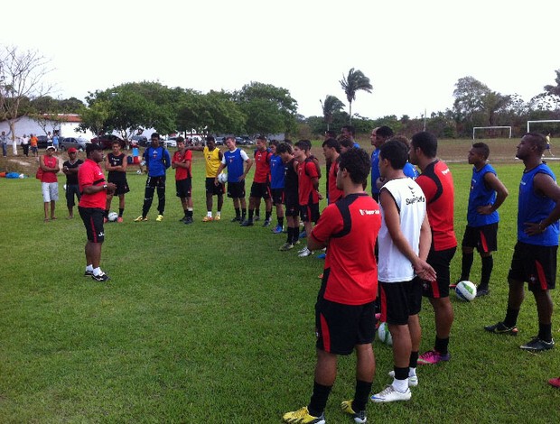 Treinador Dirceu de Mattos fala com jogadores no CT Pereira dos Santos (Foto: Divulgação / Moto Club)