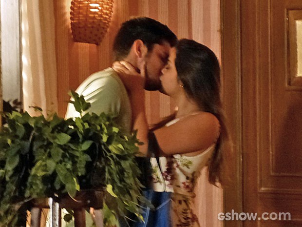 Bárbara tasca um beijão em André (Foto: Em Família/TV Globo)