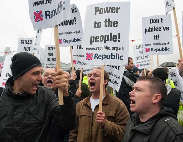 Opositores da monarquia protestam em Londres. (Foto: Dominic Lipinski/PA/AP)