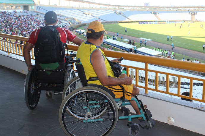 Cadeirantes no Estádio Albertão (Foto: Abdias Bideh/GloboEsporte.com)