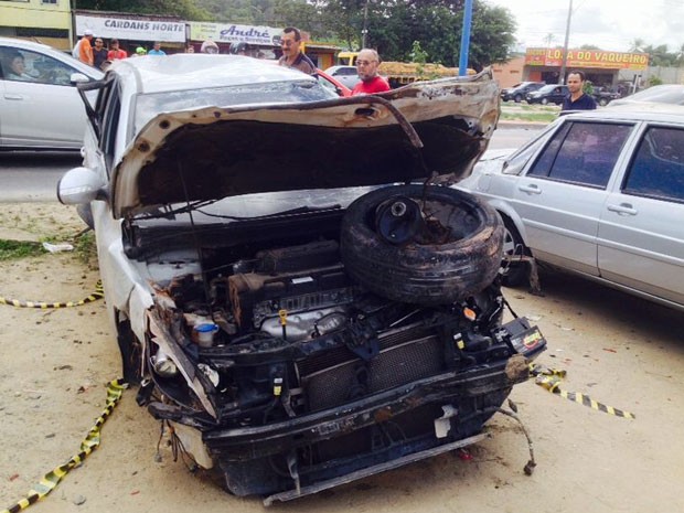 Automóvel ficou completamente destruído após colidir com caminhão e mais dois carros (Foto: Kety Marinho / TV Globo)