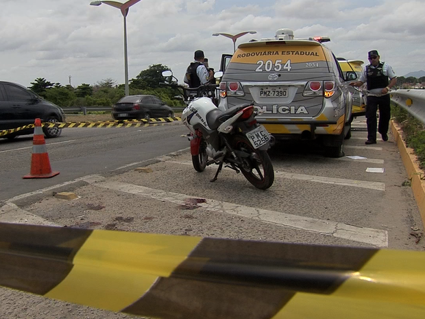 Troca de tiros em blitz deixa homem morto e policiais feridos em Fortaleza (Foto: Reprodução/TV Verdes Mares)