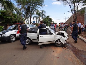 Carro usado pelos assaltantes para fugir após assalto em Leme (Foto: Nilton Moreira)