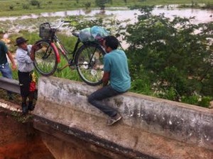 Os moradores da região se arriscam passando por cima da mureta da ponte, na TO-201 (Foto: Airle Heringer Júnior/Arquivo Pessoal) Os moradores da região se arriscam passando por cima da mureta da ponte, na TO-201 (Foto: Airle Heringer Júnior/Arquivo Pessoal)